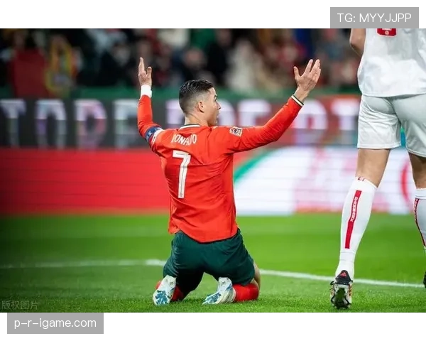 C罗精彩无球跑动助攻球队逆转,赛场表现引发热议 C罗精彩无球跑动助攻球队逆转,赛场表现引发热议