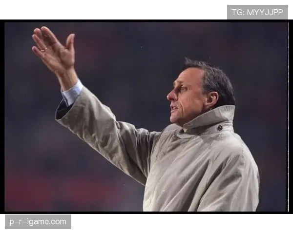 克鲁伊夫盘带再现绿茵场：新一代球员以技艺突破致敬足球艺术