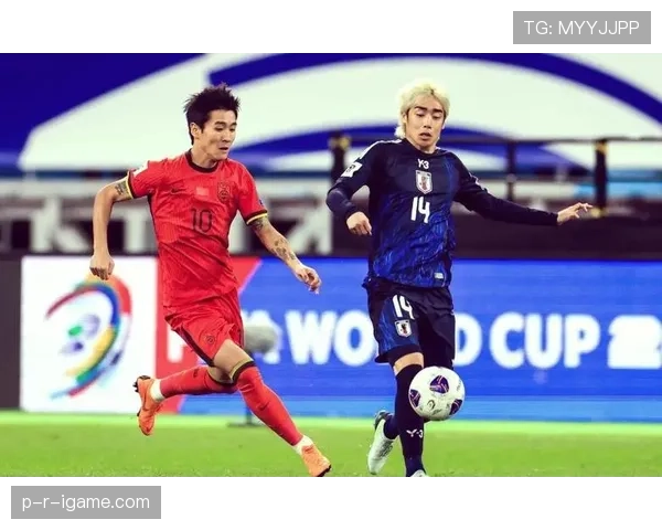 中国足球迎战日本，拼搏精神闪耀赛场，技术较量不负期待