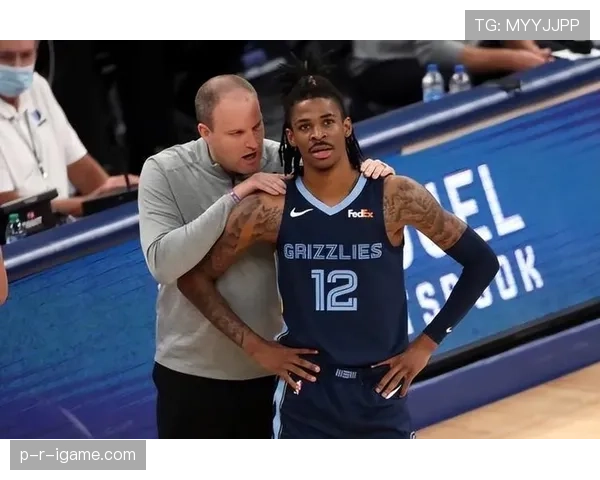 贾·莫兰特出门就像参加红毯，球馆里又变成了战场天才，这差别也太大了吧？